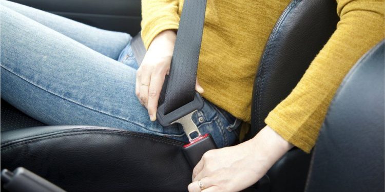 how do seat belt work