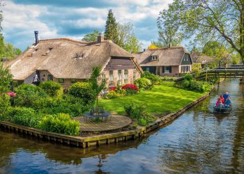 Giethoorn village in Netherlands feature image