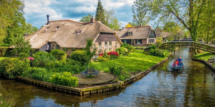 Giethoorn village in Netherlands feature image